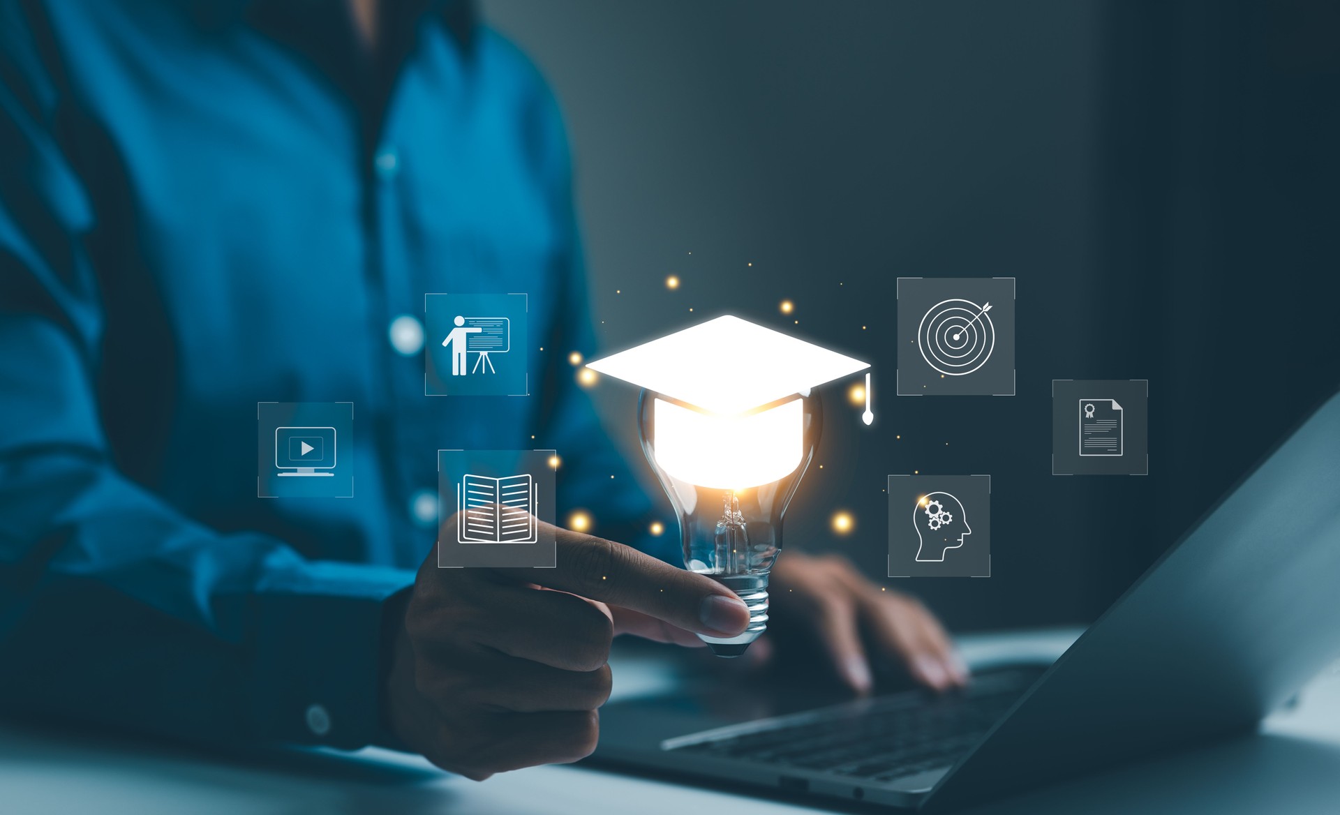 Konzept des E-Learning Graduate Certificate Program. Eine Person mit einer Glühbirne, die E-Learning symbolisiert, mit Symbolen für Bildung, Online-Kurse und Zertifizierungsprogramme, die Zukunft der digitalen Bildung,